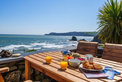 Outdoor dining at Lightkeepers Cottage, Cornwall