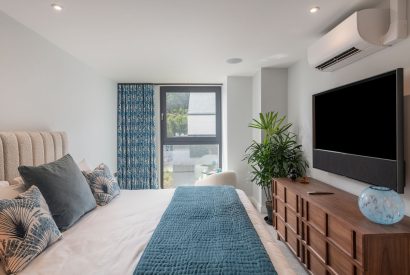 A double bedroom at Ocean Eyes, Devon