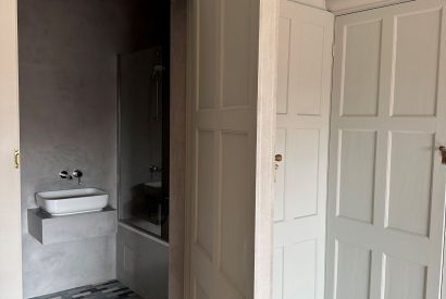 An en-suite bathroom at Plas Glan Menai, Anglesey
