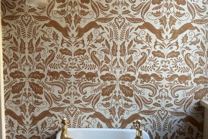 An en-suite bathroom at Plas Glan Menai, Anglesey