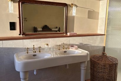 A bathroom at Plas Glan Menai, Anglesey