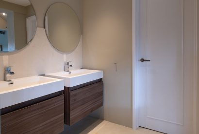 An en-suite bathroom at Southwoods, Hampshire