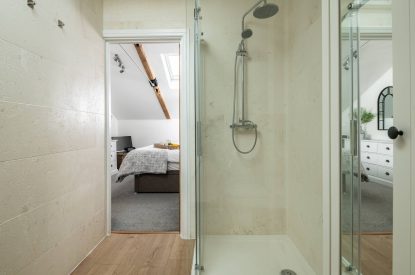 A bathroom at Luxury Penthouse, Cotswolds