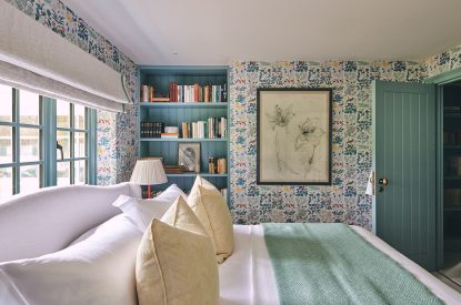 A bedroom with reading nook at Bridlepath Cottage, North Wessex Downs