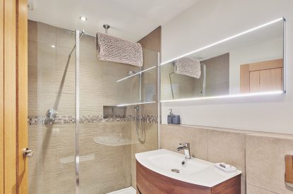 A bathroom at Lower Tumble Cottage, Shropshire Hills