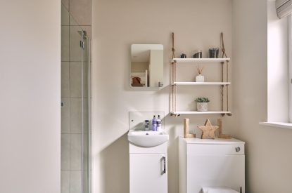 A bathroom at Bay Tree Cottage, Cotswolds