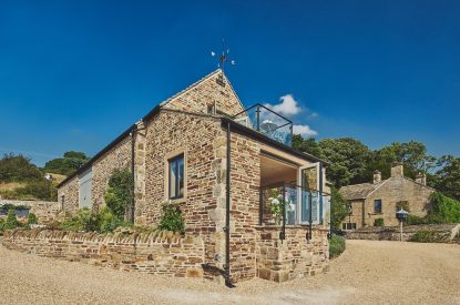 The exterior of Horseshoe House, Peak District