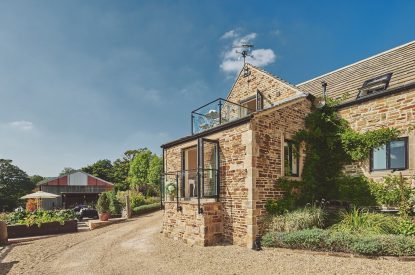 The exterior of Horseshoe House, Peak District