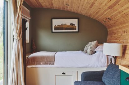 The bed at Owls Cabin, Peak District