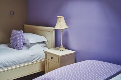 A twin bedroom at Green Pastures Cottage, Peak District