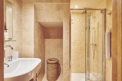 A bathroom at Woodpecker Loft, Peak District