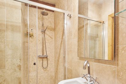 A bathroom at Woodpecker Loft, Peak District