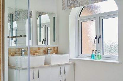A bathroom at Kingfisher Cottage, Welsh Borders
