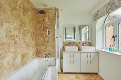 A bathroom at Kingfisher Cottage, Welsh Borders