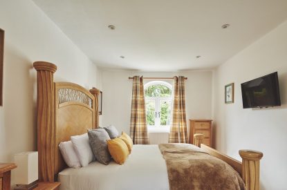 A double bedroom at Kingfisher Cottage, Welsh Borders