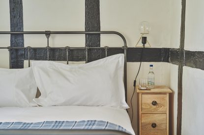 bedroom1 - Lakeside Cottage - Cheshire cottages