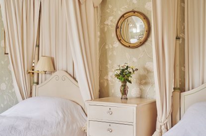 A twin bedroom at Hardy Cottage, Cotswolds