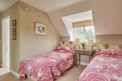 A twin bedroom at Wordsworth Cottage, Cotswolds