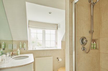 A bathroom at Wordsworth Cottage, Cotswolds