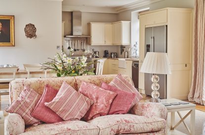 The living and dining area at Hardy Cottage, Cotswolds