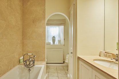 A bathroom at Milton Cottage, Cotswolds