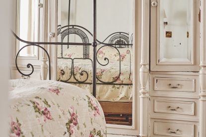 A mirrored wardrobe at Milton Cottage, Cotswolds
