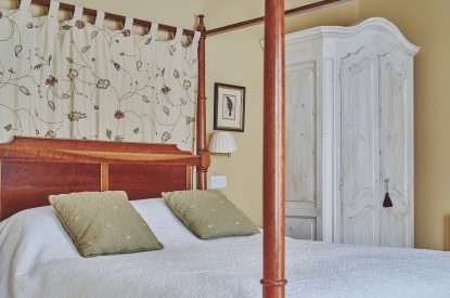 A double bedroom at Tennyson House, Cotswolds
