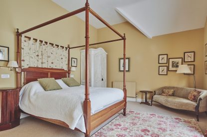A double bedroom at Tennyson House, Cotswolds