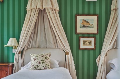 A twin bedroom at Tennyson House, Cotswolds