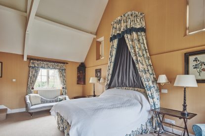 A double bedroom with ensuite at Tennyson House, Cotswolds