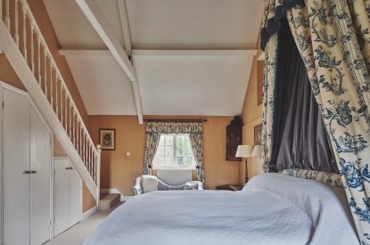 A double bedroom with ensuite at Tennyson House, Cotswolds