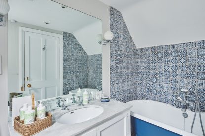 A bathroom at Blake Cottage, Cotswolds