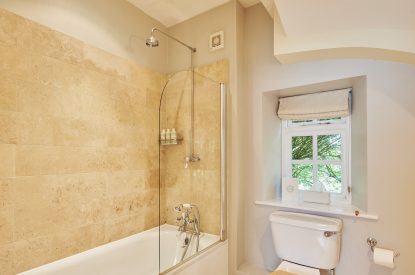 A bathroom at Keats Cottage, Cotswolds