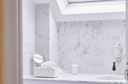 A bathroom at Keats Cottage, Cotswolds