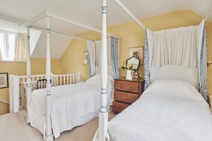 A twin bedroom at Keats Cottage, Cotswolds
