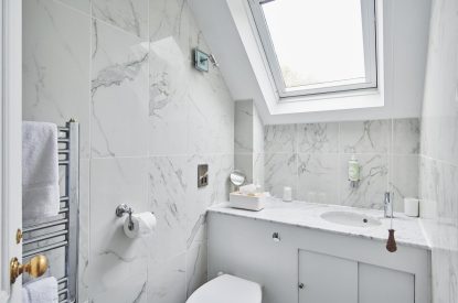 A bathroom at Keats Cottage, Cotswolds