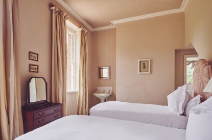 A twin bedroom at North Wessex Manor, Oxfordshire