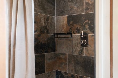 The bathroom at Hooting Owl Retreat, Somerset