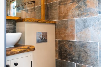 The bathroom at Hooting Owl Retreat, Somerset