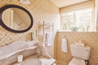 A bathroom at Barrett-Browning Cottage, Cotswolds