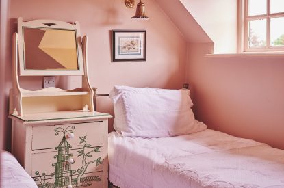 A twin bedroom at Barrett-Browning Cottage, Cotswolds