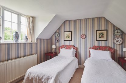 A twin bedroom at Chaucer Cottage, Cotswolds