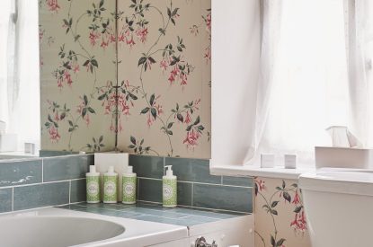 A bathroom at Chaucer Cottage, Cotswolds