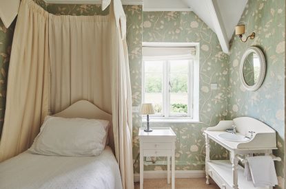 A twin bedroom at Chaucer Cottage, Cotswolds