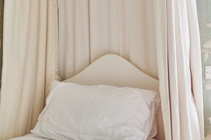 A twin bedroom at Chaucer Cottage, Cotswolds