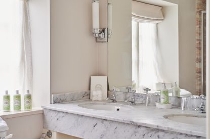 A bathroom at Chaucer Cottage, Cotswolds