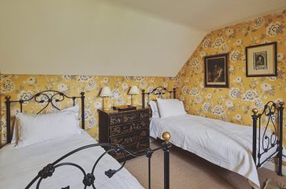 A twin bedroom at Donne Cottage, Cotswolds