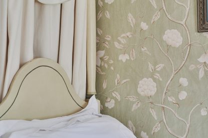 A bedroom at Donne Cottage, Cotswolds