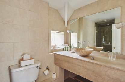A bathroom at Donne Cottage, Cotswolds