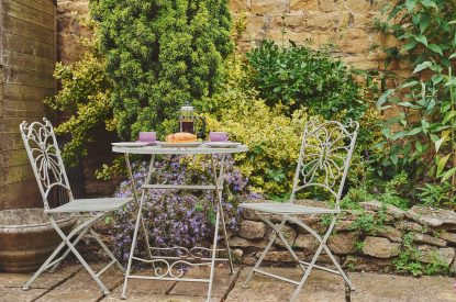 The outdoor dining table at Church View Cottage, Cotswolds